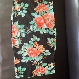 2B Black pencil skirt with flower design size XS